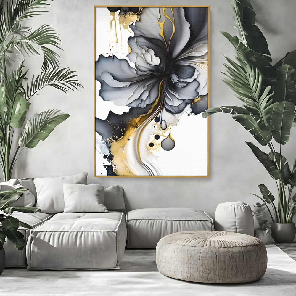 Tablou canvas cu tablou abstract cu floare neagra si accente aurii, in rama de aluminiu auriu, pe perete intr-un living