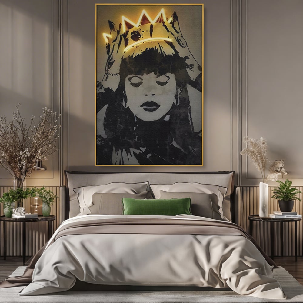 Tablou canvas cu tablou canvas cu portretul unei regine, in rama de aluminiu auriu, pe perete intr-un dormitor