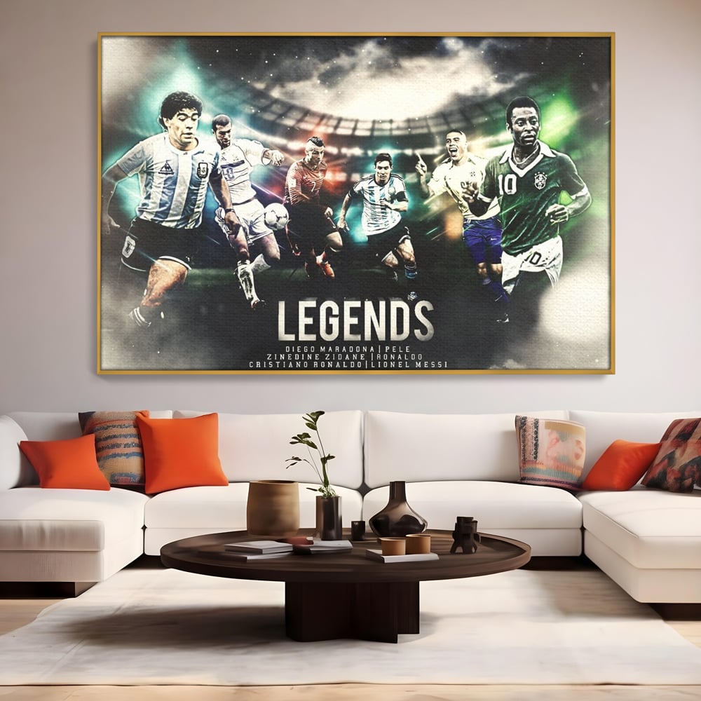 Tablou canvas cu tablou canvas cu legendele fotbalului, in rama de aluminiu auriu, pe perete intr-un living