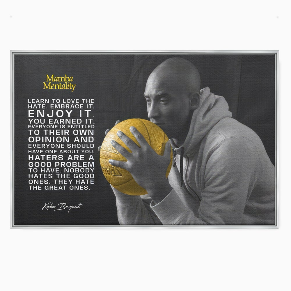Tablou canvas cu tablou canvas cu kobe bryant si minge aurie, in rama de aluminiu argintiu
