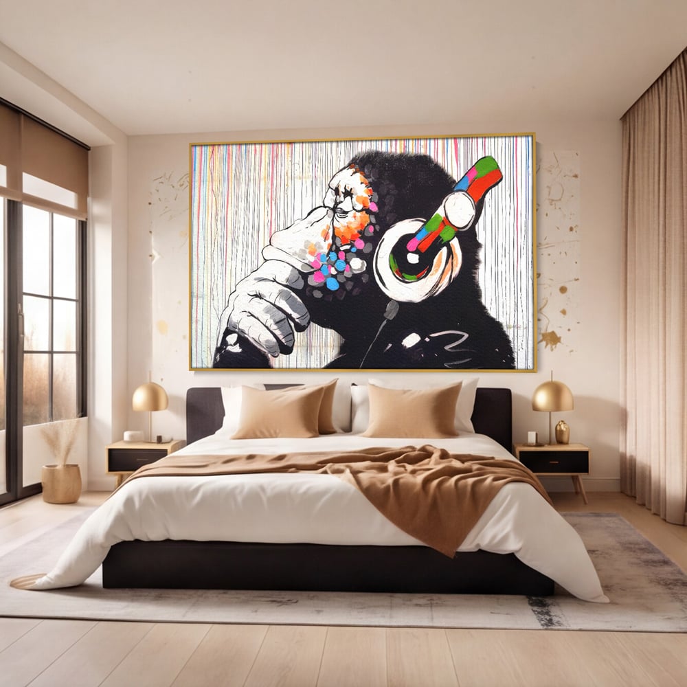 Tablou canvas cu tablou canvas cu maimuta dj, in rama de aluminiu auriu, pe perete intr-un dormitor