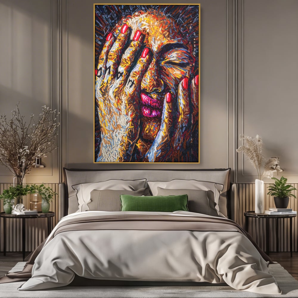 Tablou canvas cu tablou canvas cu portret stilizat, in rama de aluminiu auriu, pe perete intr-un dormitor