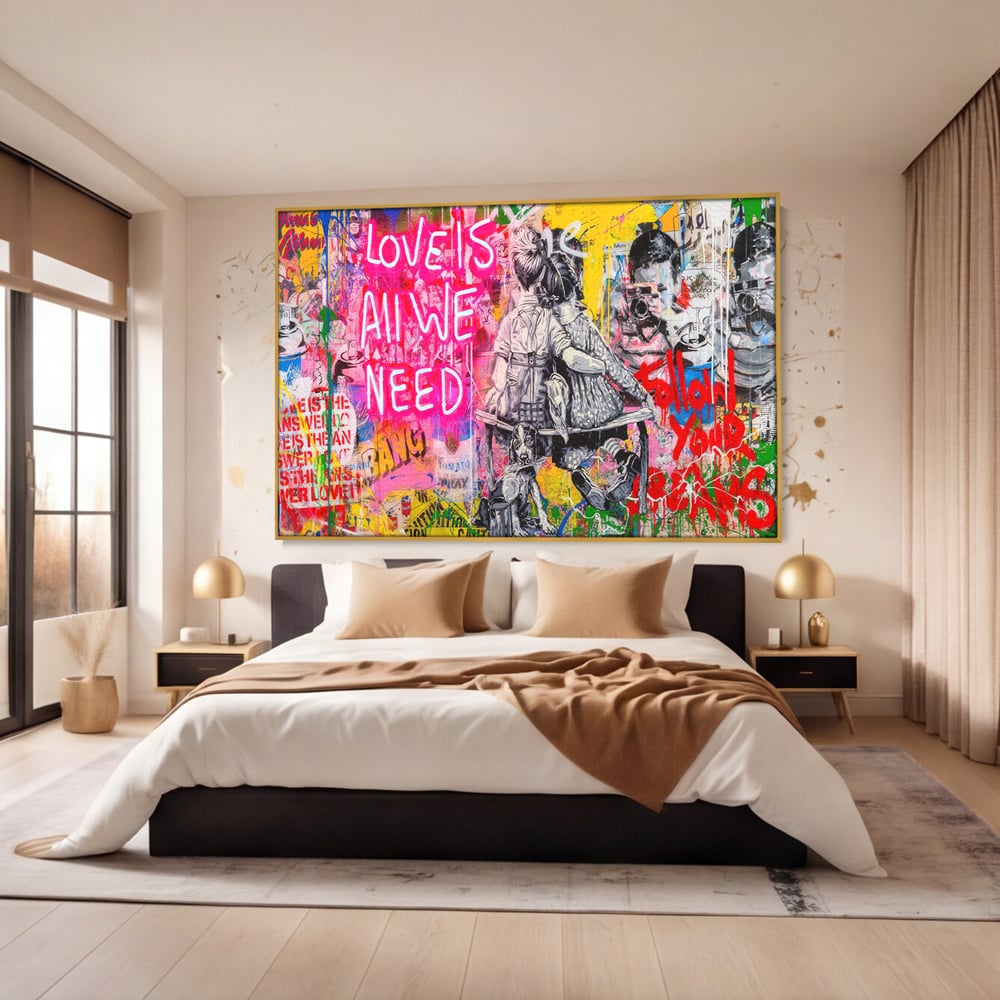 Tablou canvas cu tablou canvas cu graffiti si cuplu pe banca, in rama de aluminiu auriu, pe perete intr-un dormitor