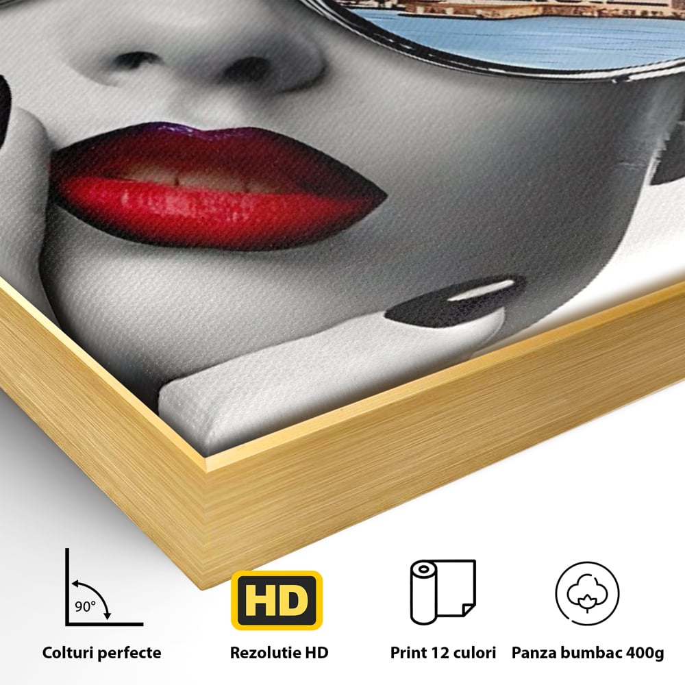 Detaliu al suprafetei: tablou canvas cu portret femeie ochelari, in rama de aluminiu auriu