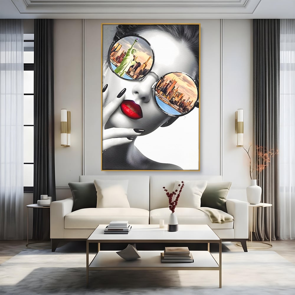 Tablou canvas cu tablou canvas cu portret femeie ochelari, in rama de aluminiu auriu, pe perete intr-un living