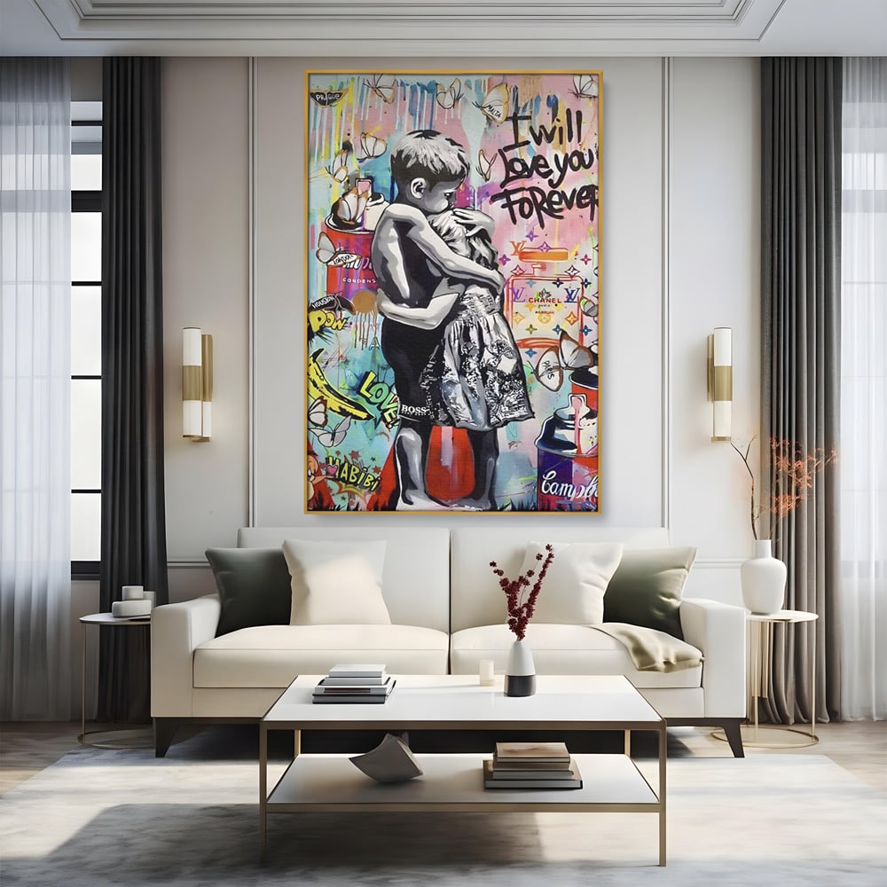 Tablou canvas cu tablou canvas cu doi copii imbratisati, in rama de aluminiu auriu, pe perete intr-un living