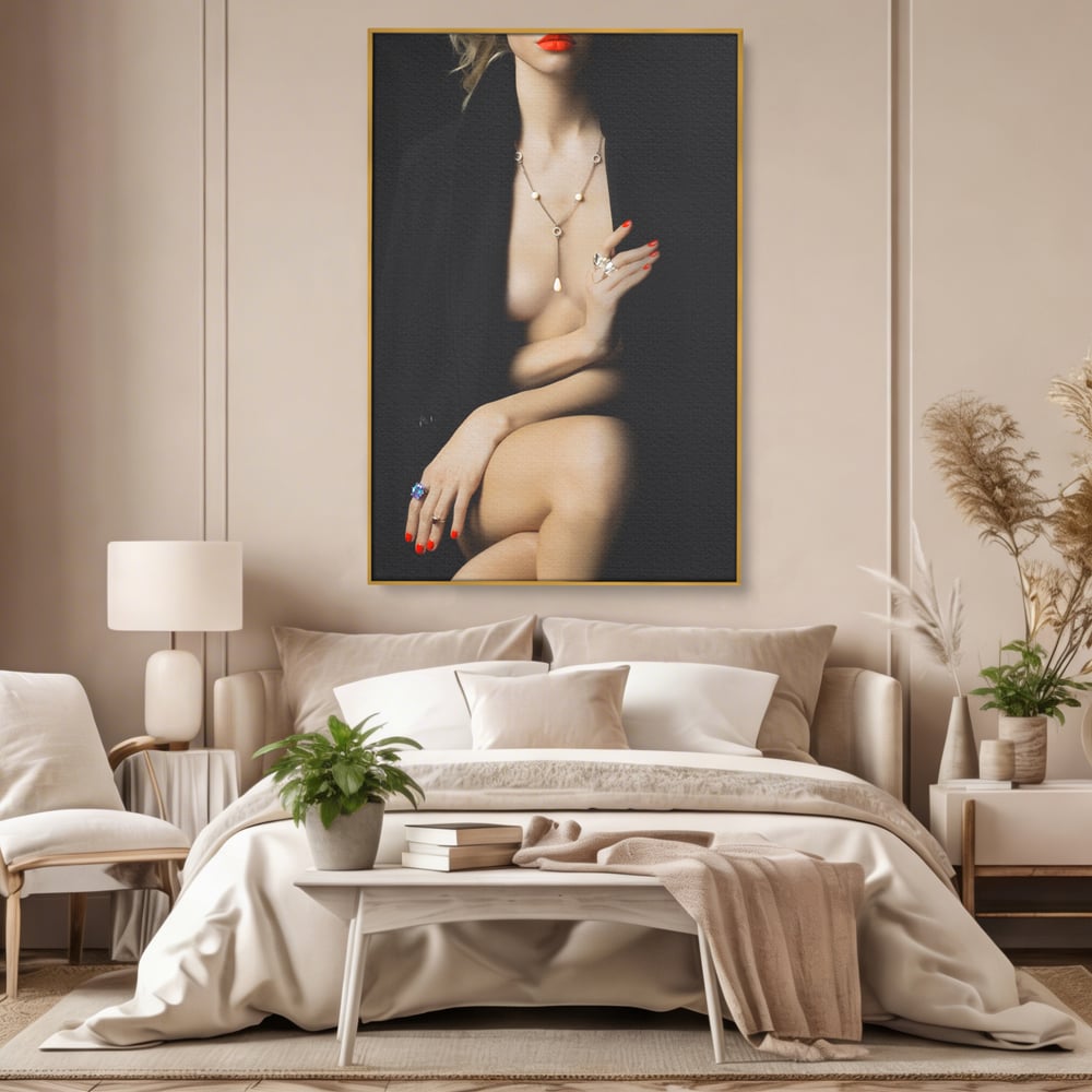 Tablou canvas cu tablou canvas cu portret artistic de femeie, in rama de aluminiu auriu, pe perete intr-un dormitor