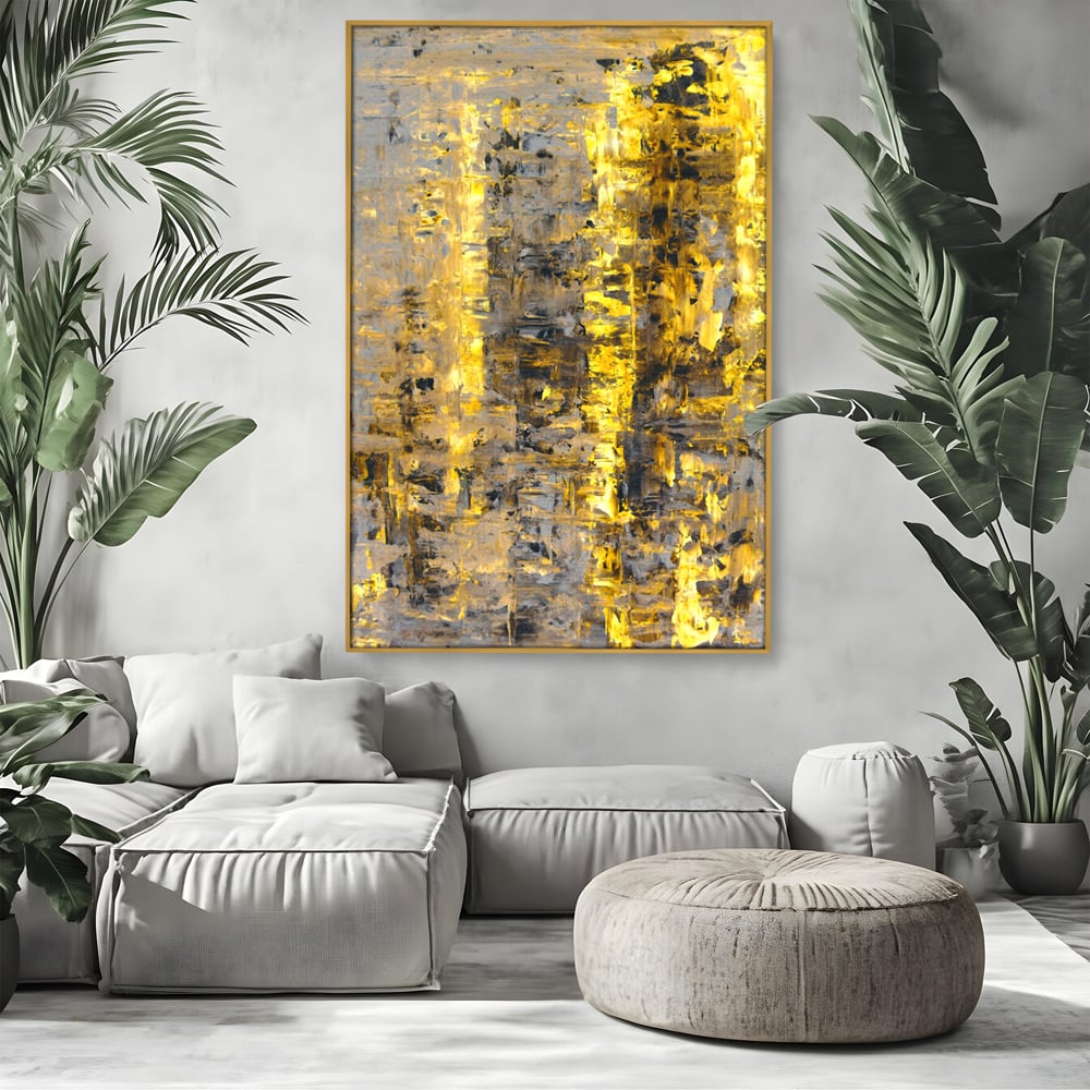 Tablou canvas cu pictura abstracta cu dungi aurii, in rama de aluminiu auriu, pe perete intr-un living