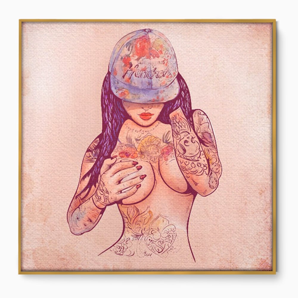 Tablou canvas cu ilustratie digitala cu femeie tatuata, in rama de aluminiu auriu
