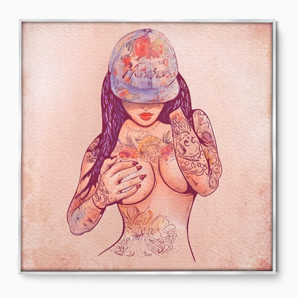 Tablou canvas cu ilustratie digitala cu femeie tatuata, in rama de aluminiu argintiu