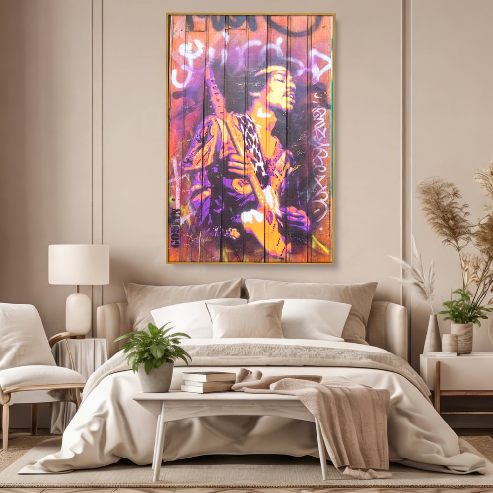Tablou canvas cu tablou canvas cu jimi hendrix cantand la chitara, in rama de aluminiu auriu, pe perete intr-un dormitor