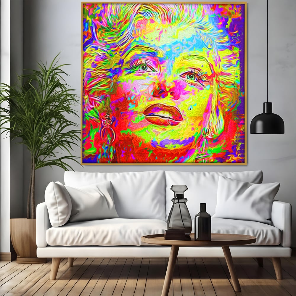 Tablou canvas cu tablou canvas cu marilyn monroe policroma, in rama de aluminiu auriu, pe perete intr-un living