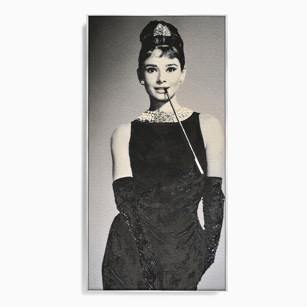 Tablou canvas cu tablou portret audrey hepburn cu tigara, in rama de aluminiu argintiu