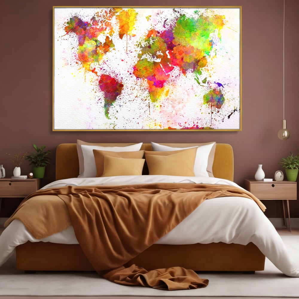 Tablou canvas cu tablou canvas cu harta lumii pictata, in rama de aluminiu auriu, pe perete intr-un dormitor