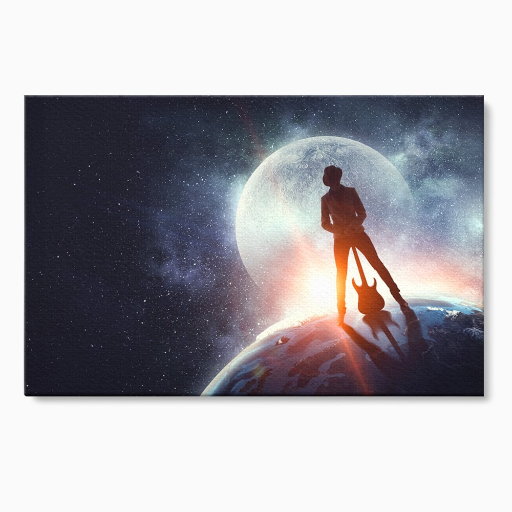 Tablou canvas cu ilustratie digitala cu un cantaret pe glob, fara rama, pe sasiu de lemn