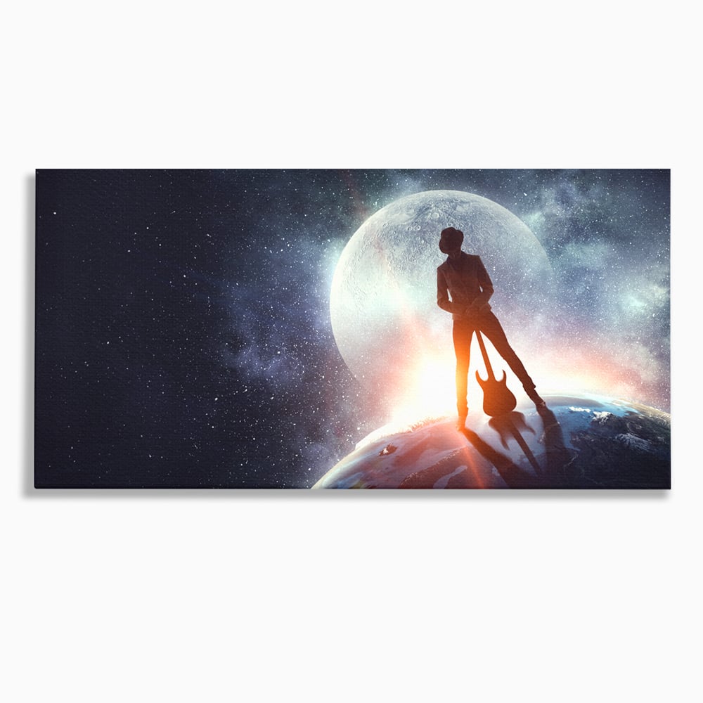 Tablou canvas cu ilustratie digitala cu un cantaret pe glob, fara rama, pe sasiu de lemn