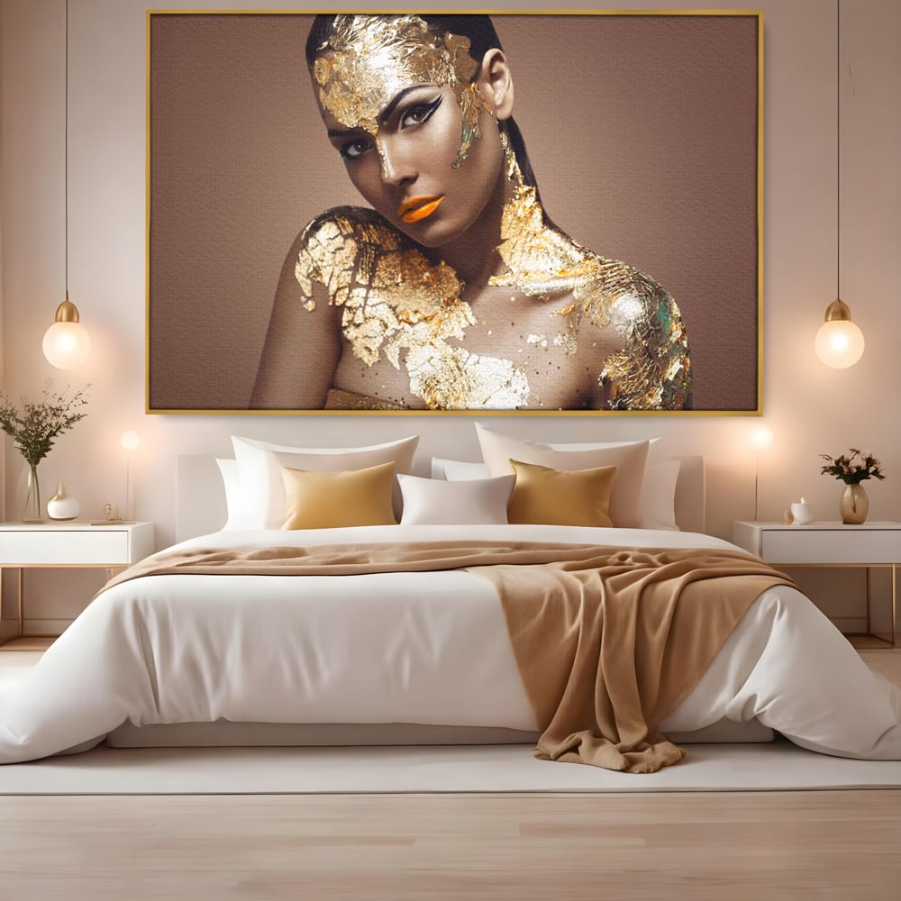 Tablou canvas cu tablou canvas cu femeie si foita de aur, in rama de aluminiu auriu, pe perete intr-un dormitor