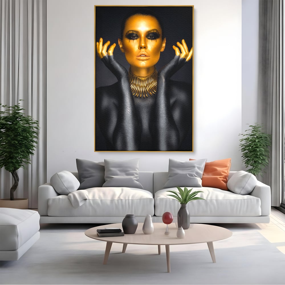 Tablou canvas cu tablou portret femeie aurie, in rama de aluminiu auriu, pe perete intr-un living