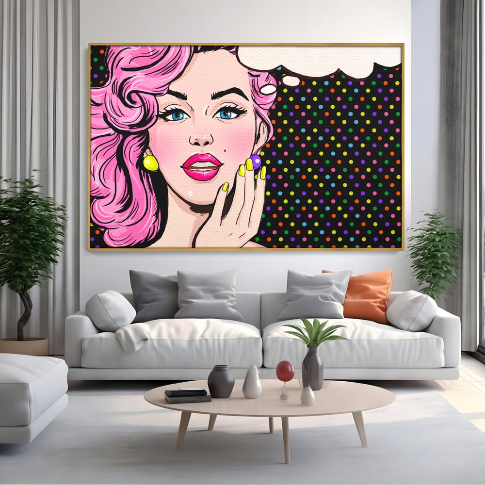 Tablou canvas cu ilustratie pop art cu femeie, in rama de aluminiu auriu, pe perete intr-un living