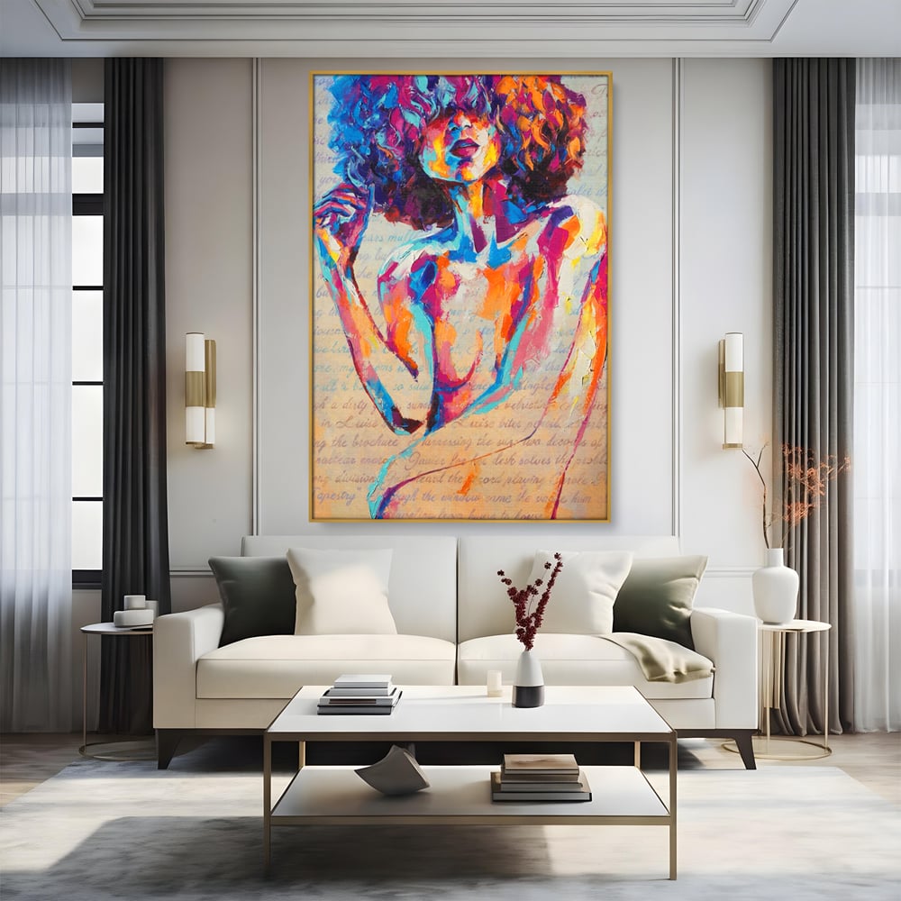 Tablou canvas cu tablou canvas cu portret abstract de femeie, in rama de aluminiu auriu, pe perete intr-un living