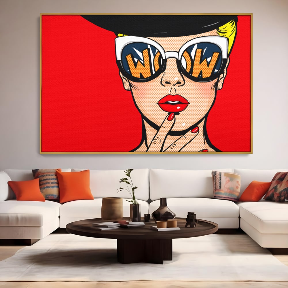 Tablou canvas cu ilustratie pop art cu femeie cu ochelari, in rama de aluminiu auriu, pe perete intr-un living