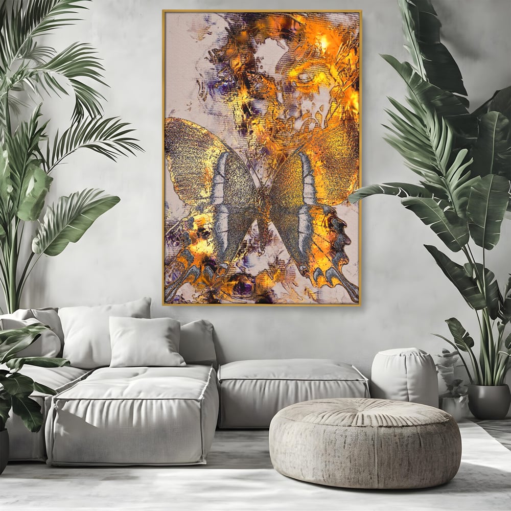 Tablou canvas cu tablou vertical cu fluture auriu si texturi abstracte, in rama de aluminiu auriu, pe perete intr-un living