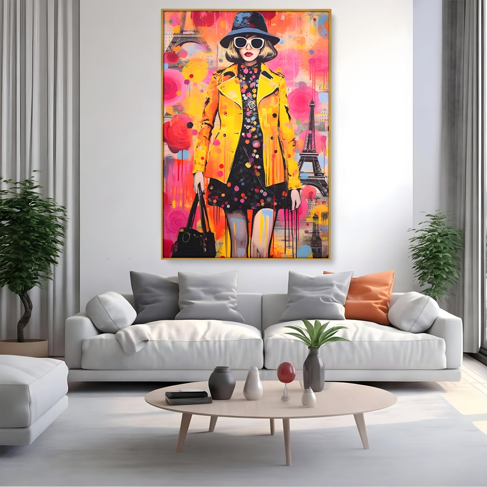 Tablou canvas cu tablou canvas cu ilustratie fashionista, in rama de aluminiu auriu, pe perete intr-un living