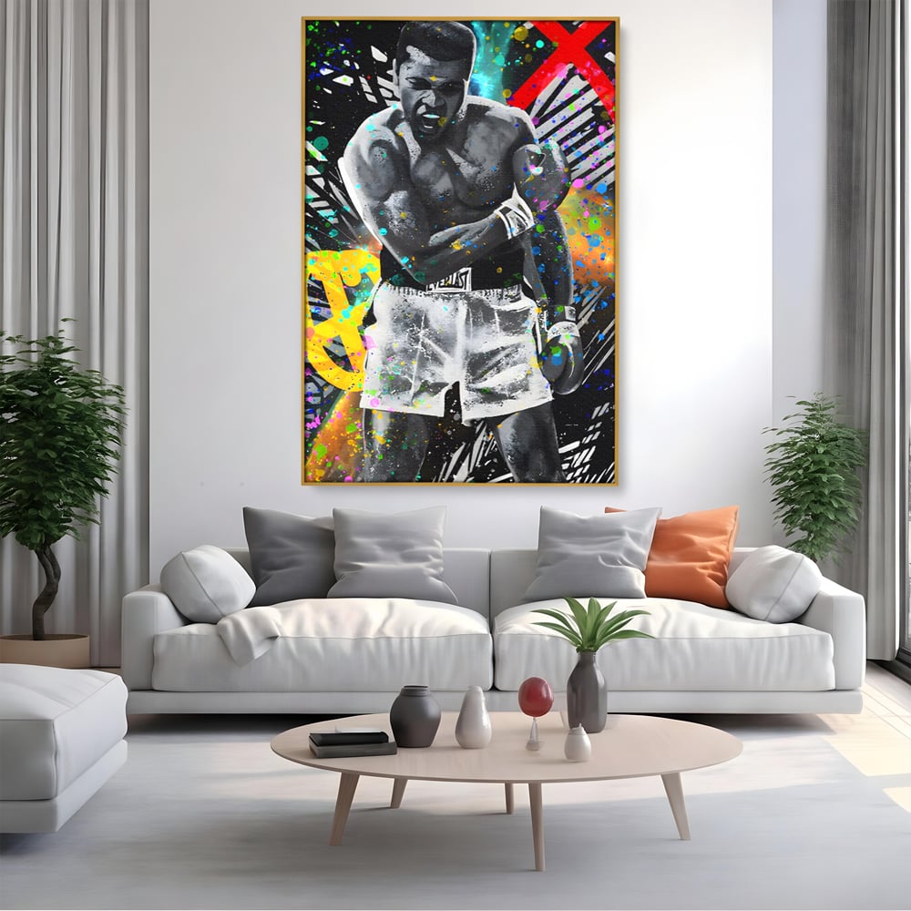 Tablou canvas cu tablou canvas cu muhammad ali in alb si negru, in rama de aluminiu auriu, pe perete intr-un living