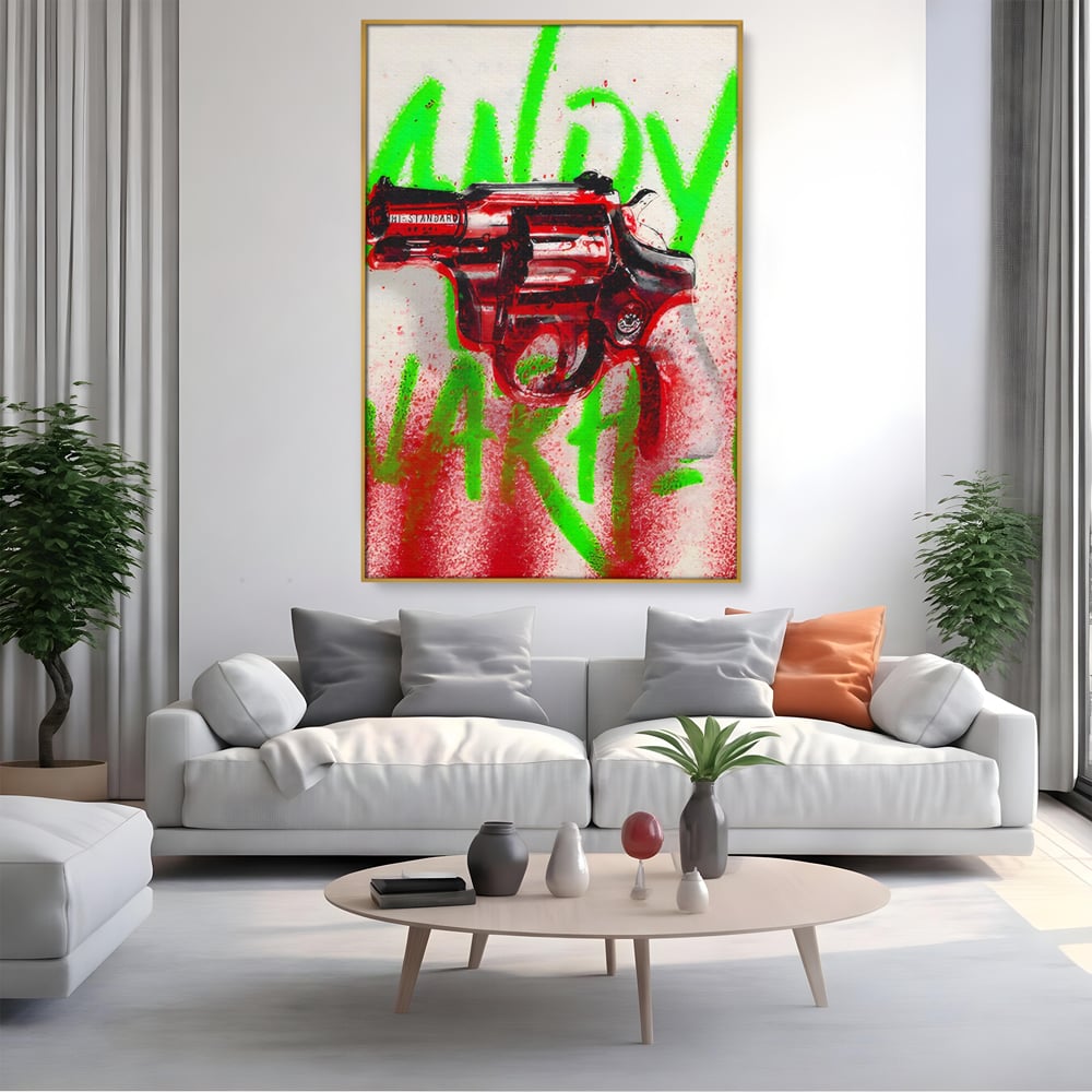Tablou canvas cu tablou canvas cu pistol rosu si graffiti, in rama de aluminiu auriu, pe perete intr-un living