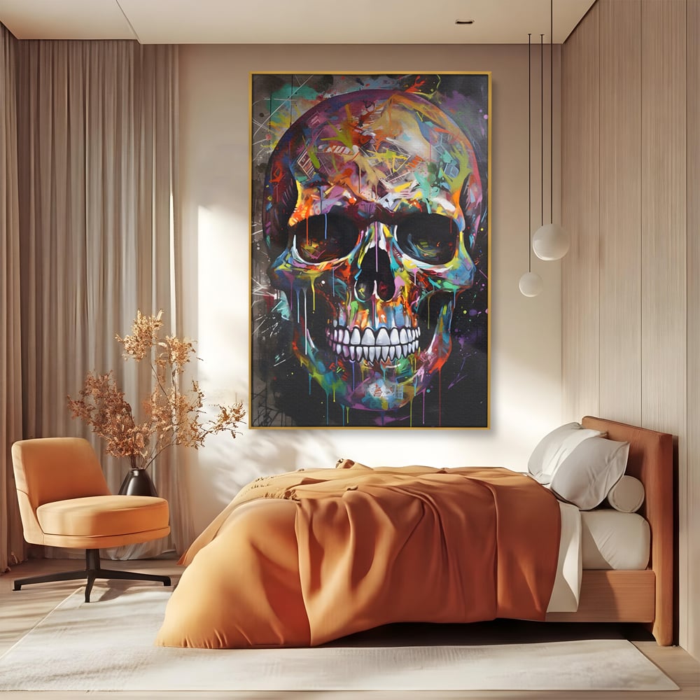 Tablou canvas cu tablou canvas cu craniu multicolor, in rama de aluminiu auriu, pe perete intr-un dormitor