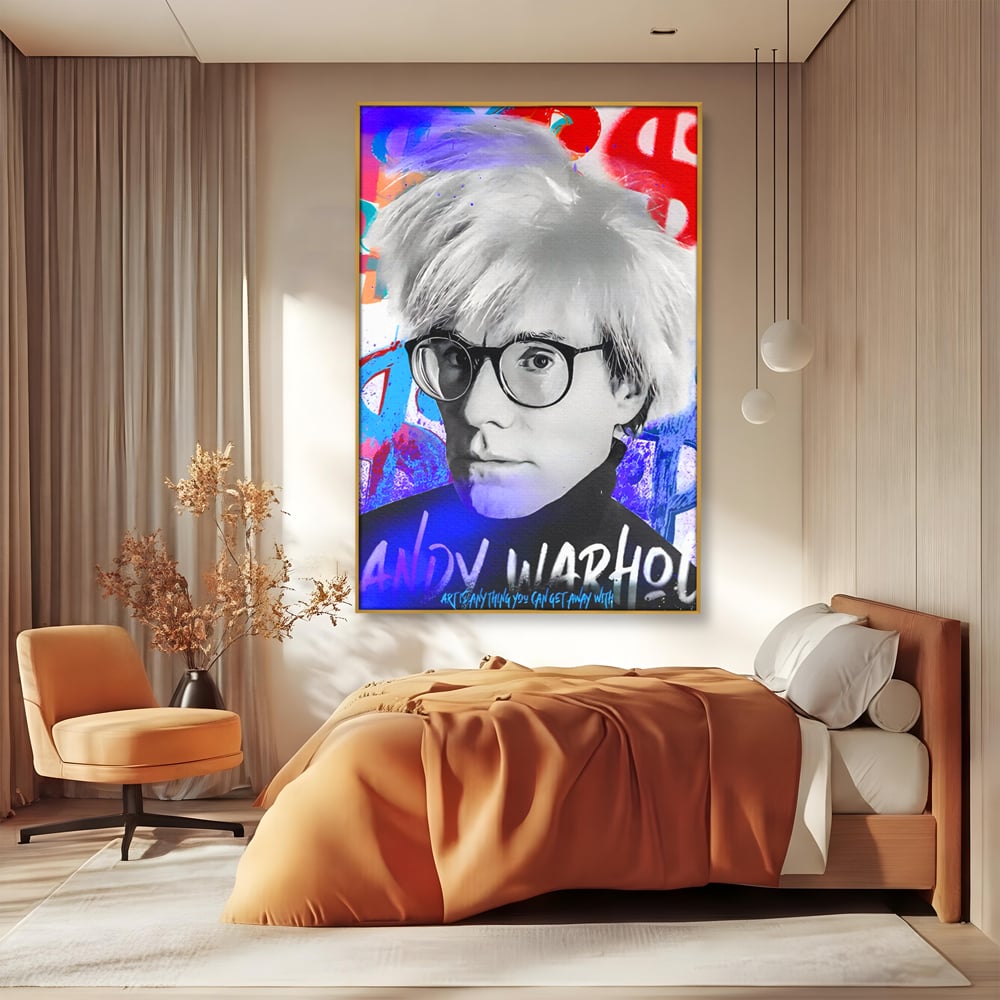 Tablou canvas cu tablou canvas cu portretul lui andy warhol, in rama de aluminiu auriu, pe perete intr-un dormitor