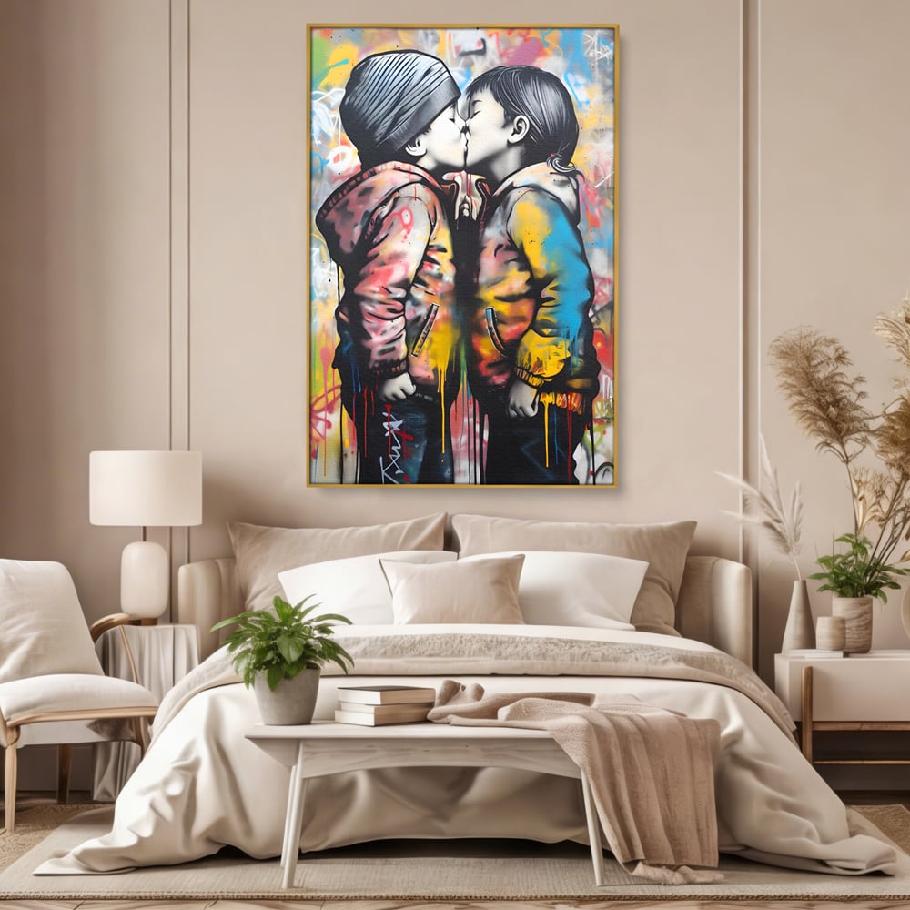 Tablou canvas cu tablou canvas cu doi copii sarutandu-se, in rama de aluminiu auriu, pe perete intr-un dormitor