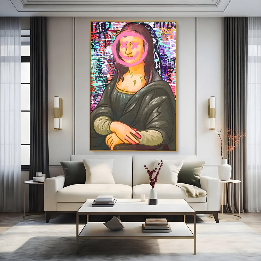 Tablou canvas cu tablou canvas cu mona lisa pop art, in rama de aluminiu auriu, pe perete intr-un living