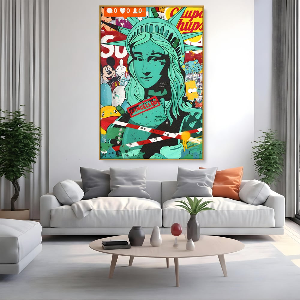 Tablou canvas cu tablou canvas cu statuia libertatii in stil grafitti, in rama de aluminiu auriu, pe perete intr-un living