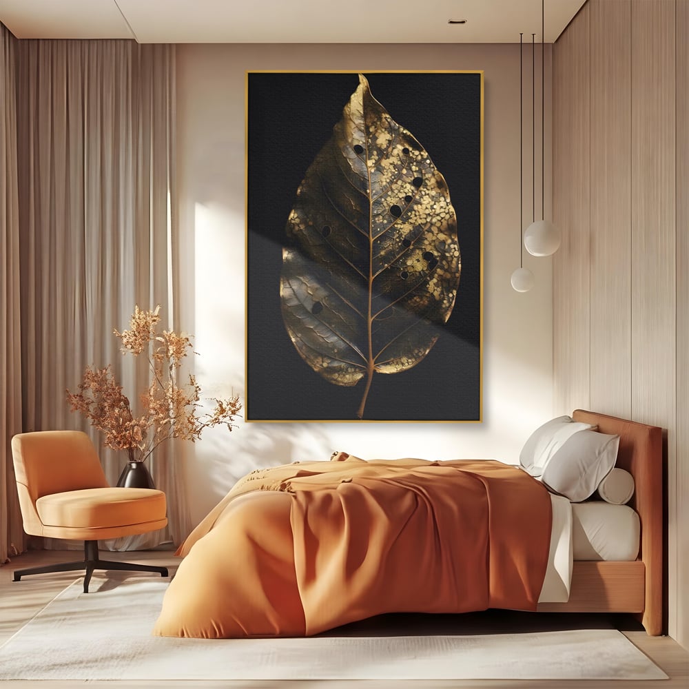 Tablou canvas cu tablou canvas cu frunza aurie pe fundal negru, in rama de aluminiu auriu, pe perete intr-un dormitor