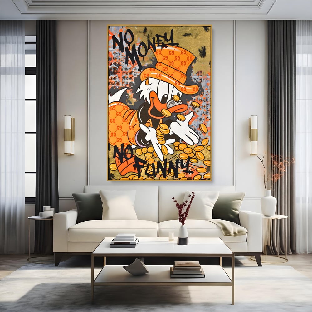 Tablou canvas cu tablou canvas cu rata stilizata, in rama de aluminiu auriu, pe perete intr-un living