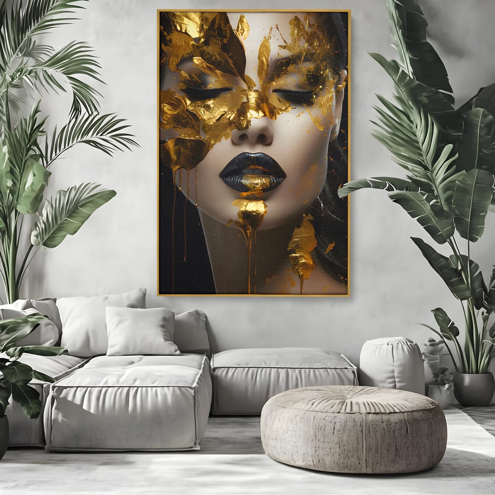 Tablou canvas cu tablou canvas cu portret femeie si foita de aur, in rama de aluminiu auriu, pe perete intr-un living