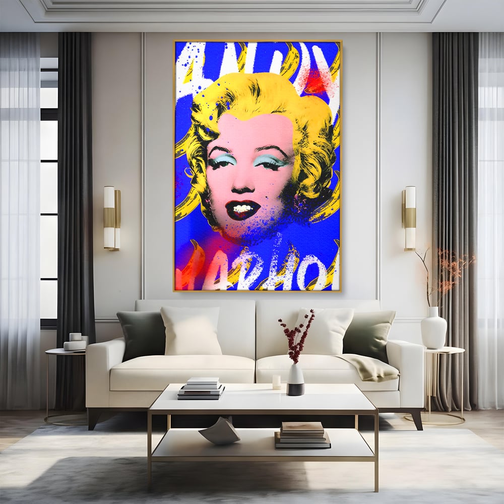Tablou canvas cu tablou canvas cu portretul stilizat al lui marilyn monroe, in rama de aluminiu auriu, pe perete intr-un living