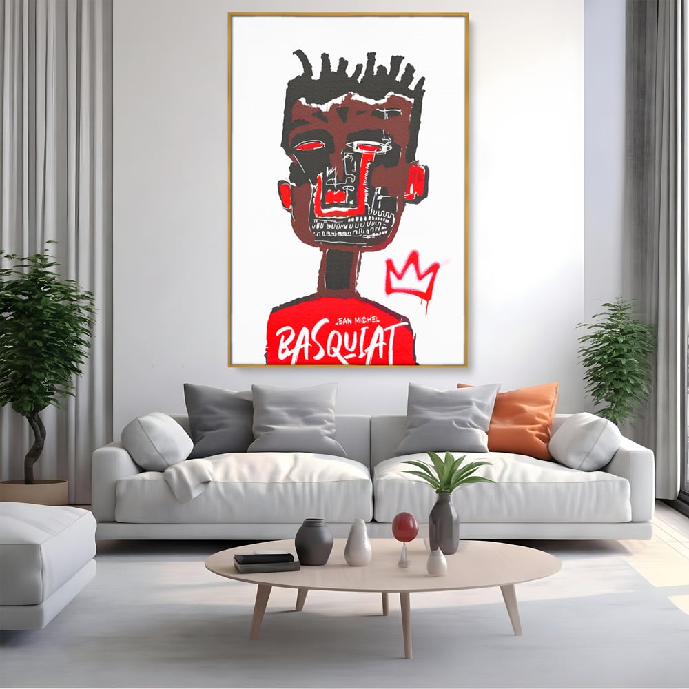 Tablou canvas cu tablou canvas cu portret abstract stil basquiat, in rama de aluminiu auriu, pe perete intr-un living