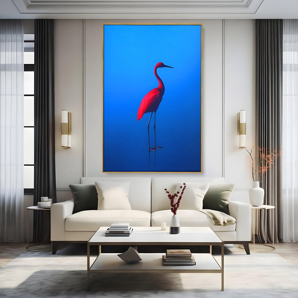 Tablou canvas cu tablou canvas cu pasare flamingo rosie, in rama de aluminiu auriu, pe perete intr-un living