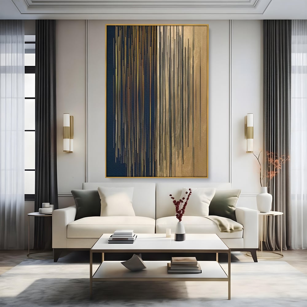 Tablou canvas cu tablou abstract cu dungi verticale aurii si negre, in rama de aluminiu auriu, pe perete intr-un living
