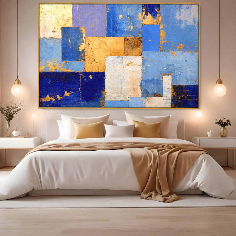 Tablou canvas cu pictura abstracta cu dreptunghiuri geometrice, in rama de aluminiu auriu, pe perete intr-un dormitor
