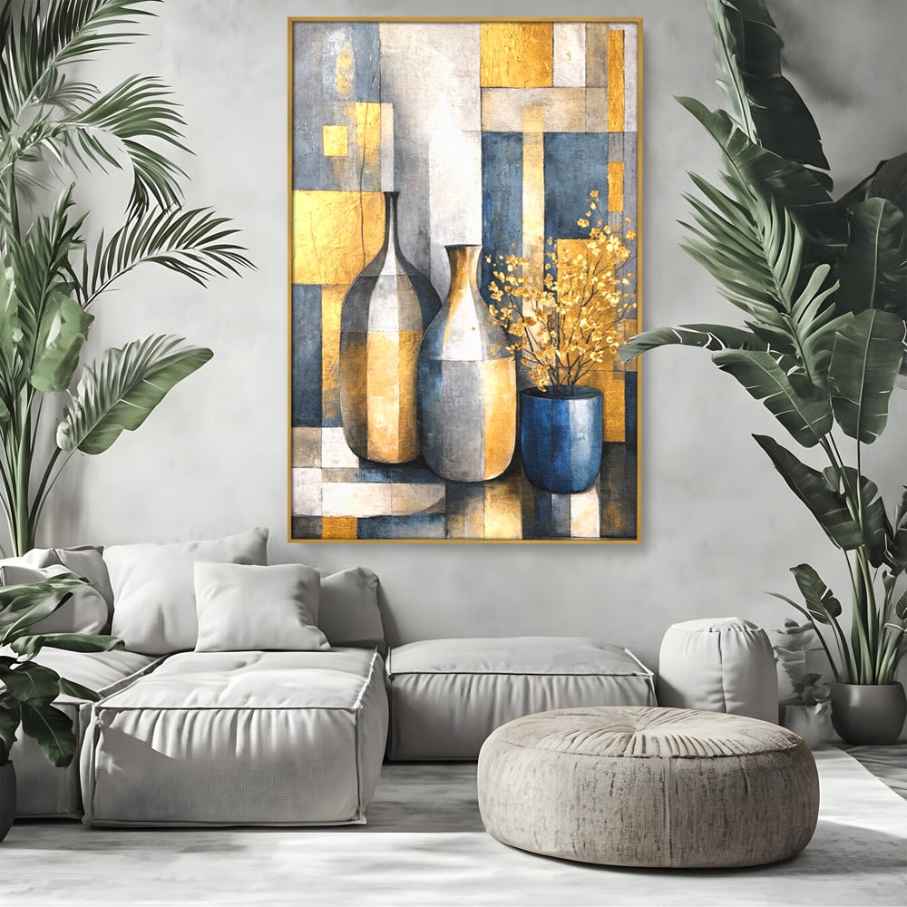 Tablou canvas cu pictura abstracta cu vaze si flori aurite, in rama de aluminiu auriu, pe perete intr-un living