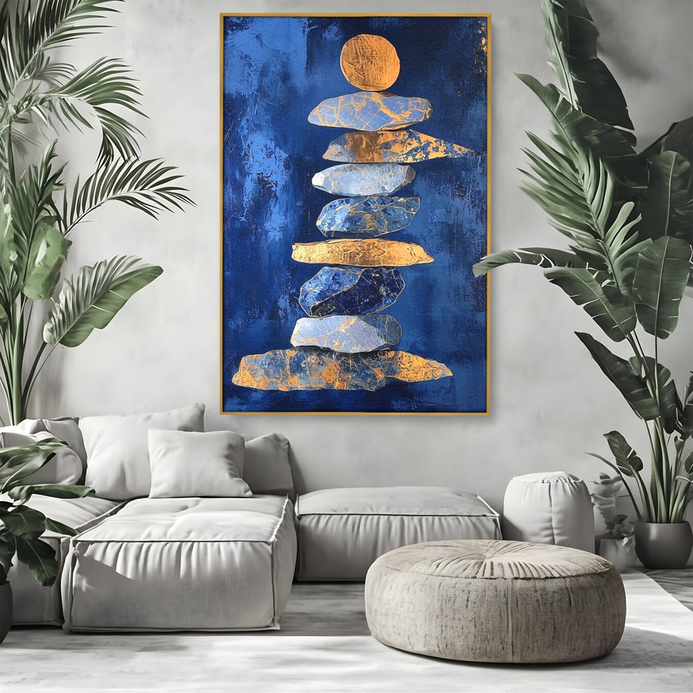 Tablou canvas cu tablou canvas cu stive de pietre si cerc auriu, in rama de aluminiu auriu, pe perete intr-un living