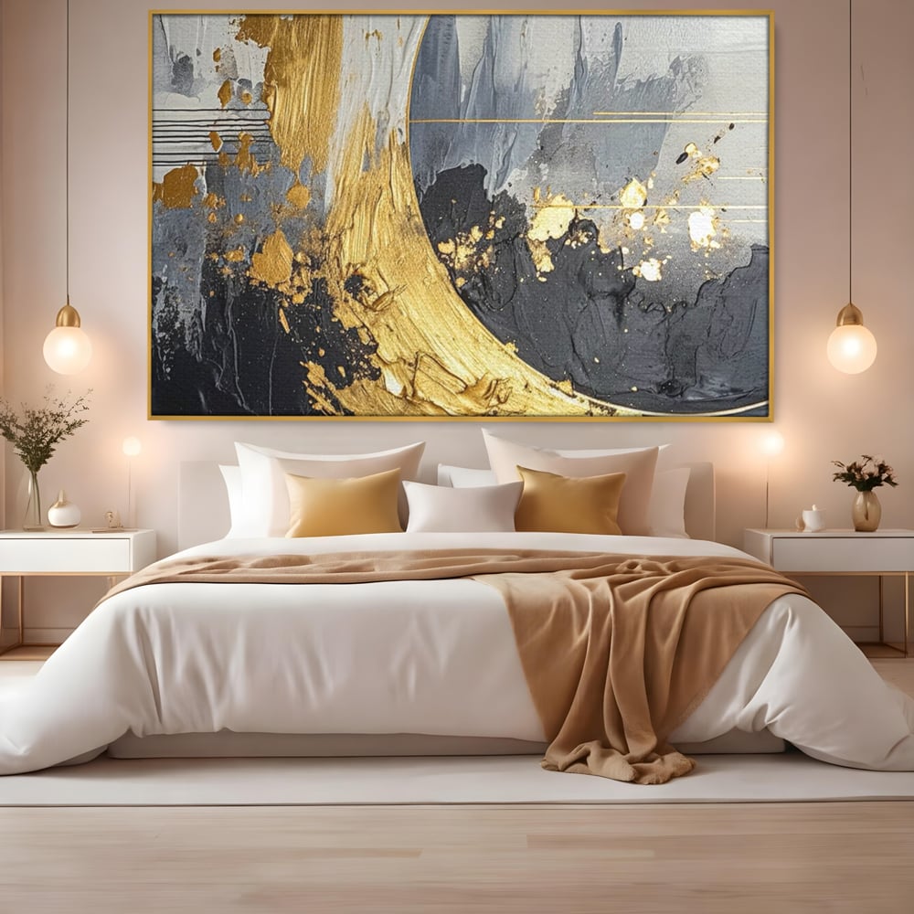 Tablou canvas cu pictura abstracta cu arc aurit si texturi gri, in rama de aluminiu auriu, pe perete intr-un dormitor