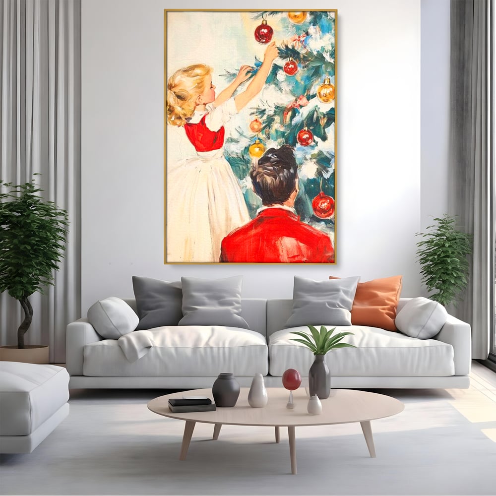 Tablou canvas cu pictura cu fetita impodobind bradul, in rama de aluminiu auriu, pe perete intr-un living
