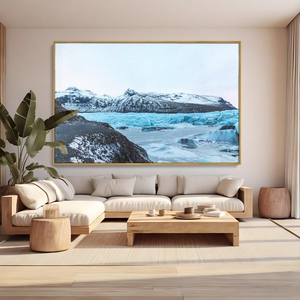 Tablou canvas cu tablou canvas cu peisaj glaciar, in rama de aluminiu auriu, pe perete intr-un living