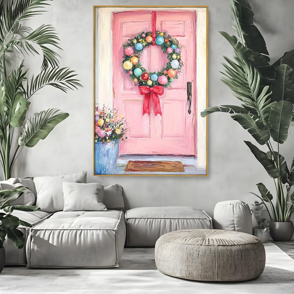 Tablou canvas cu pictura cu usa roz si coronita de craciun, in rama de aluminiu auriu, pe perete intr-un living