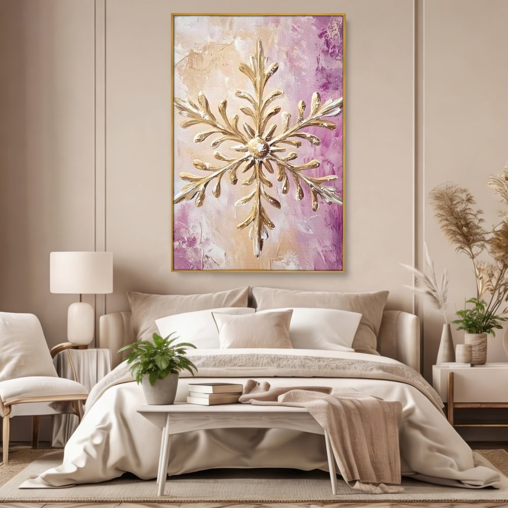 Tablou canvas cu tablou cu fulg de nea auriu in relief, in rama de aluminiu auriu, pe perete intr-un dormitor