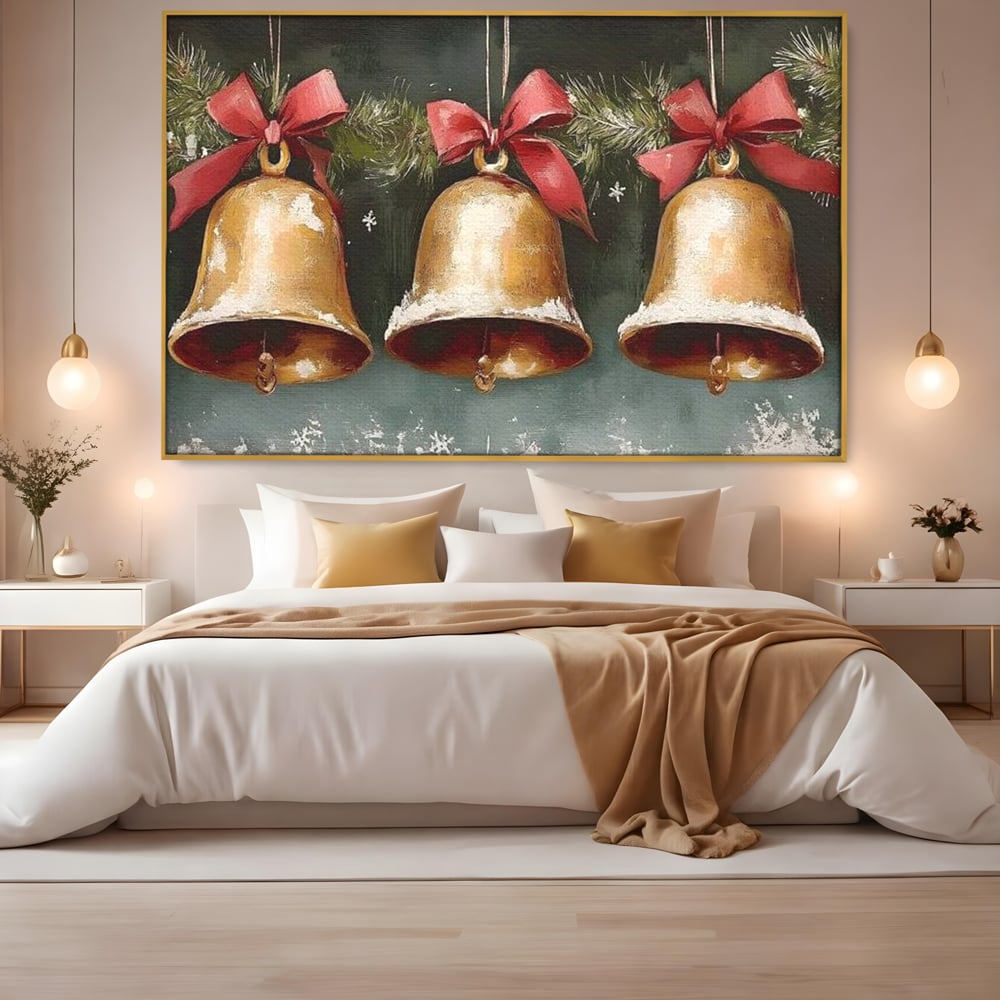 Tablou canvas cu pictura cu clopote aurii de craciun, in rama de aluminiu auriu, pe perete intr-un dormitor